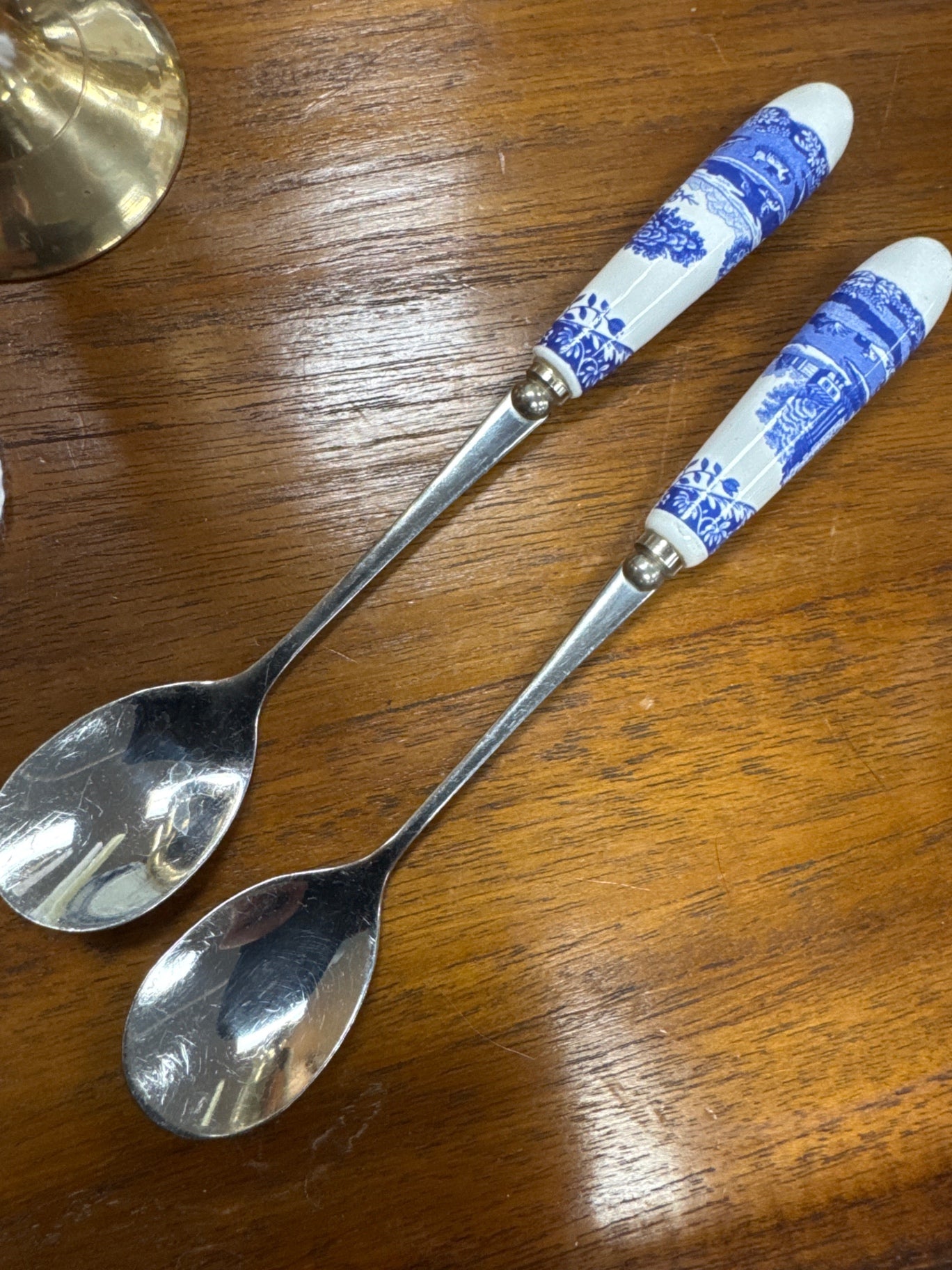 Spade blue and white spoons pair 