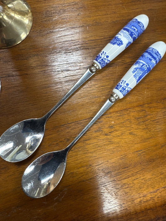 Spade blue and white spoons pair 
