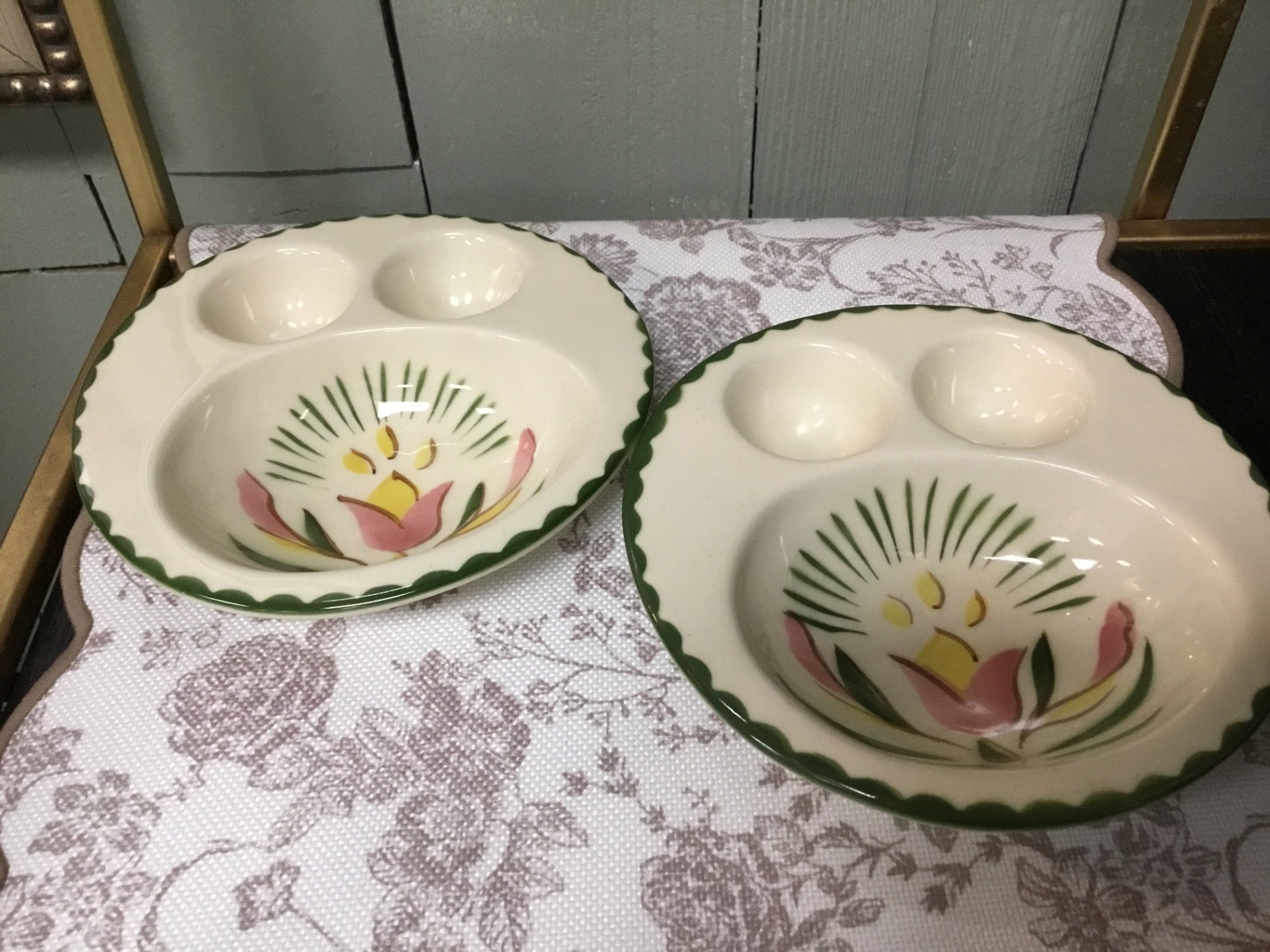 PR) 2 handpainted egg dishes