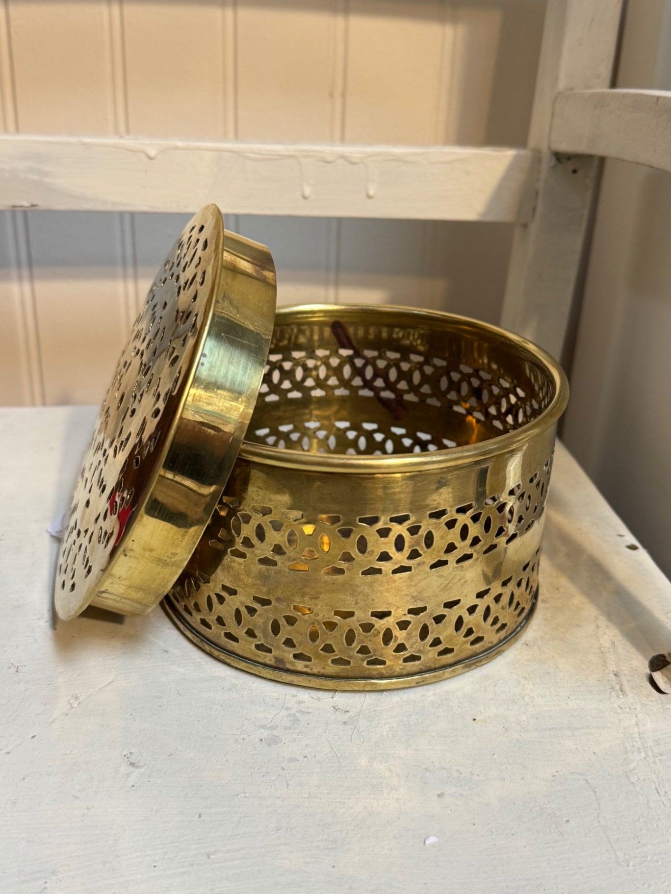 Round brass box