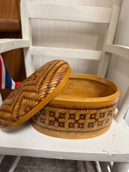 Woven basket with lid 
