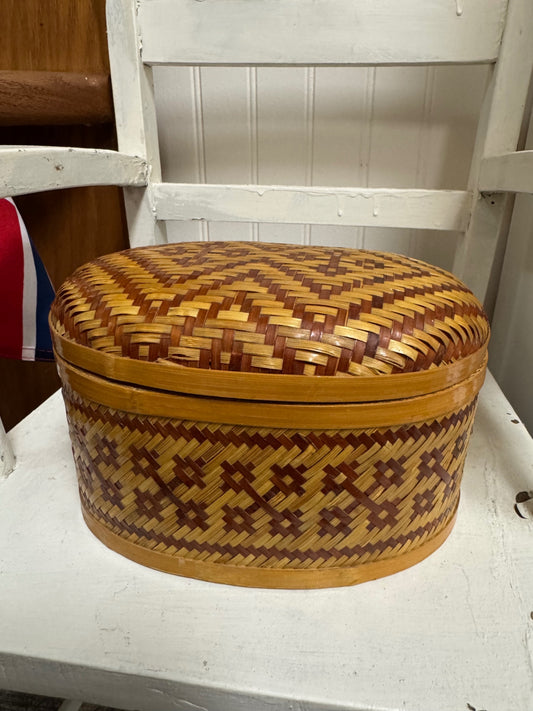 Woven basket with lid 