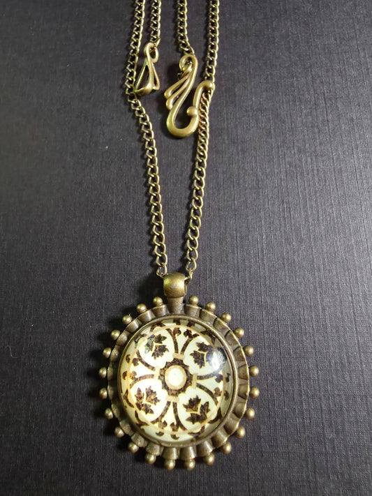 5n oval brown floral cab set in brass
