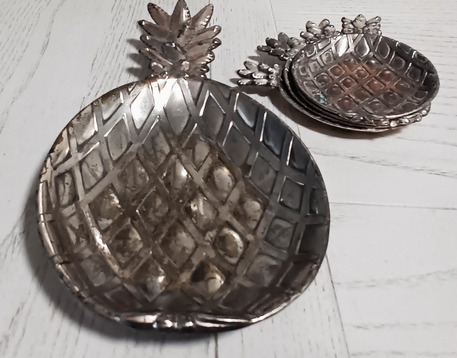 Pineapple Dish with 4 Tidbits