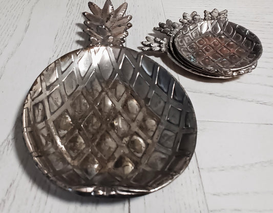 Pineapple Dish with 4 Tidbits