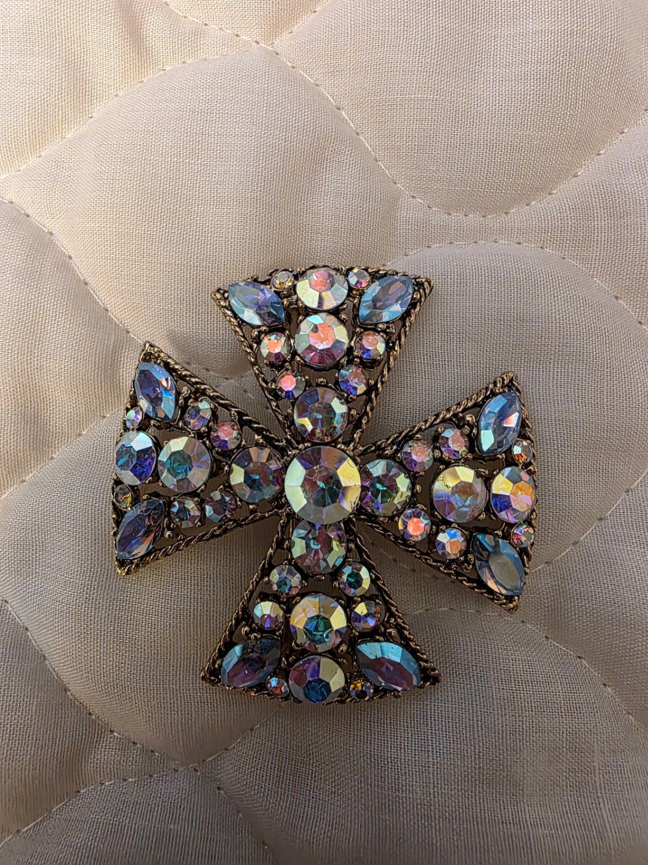 AURORA BOREALIS MALTESE CROSSBROACH.