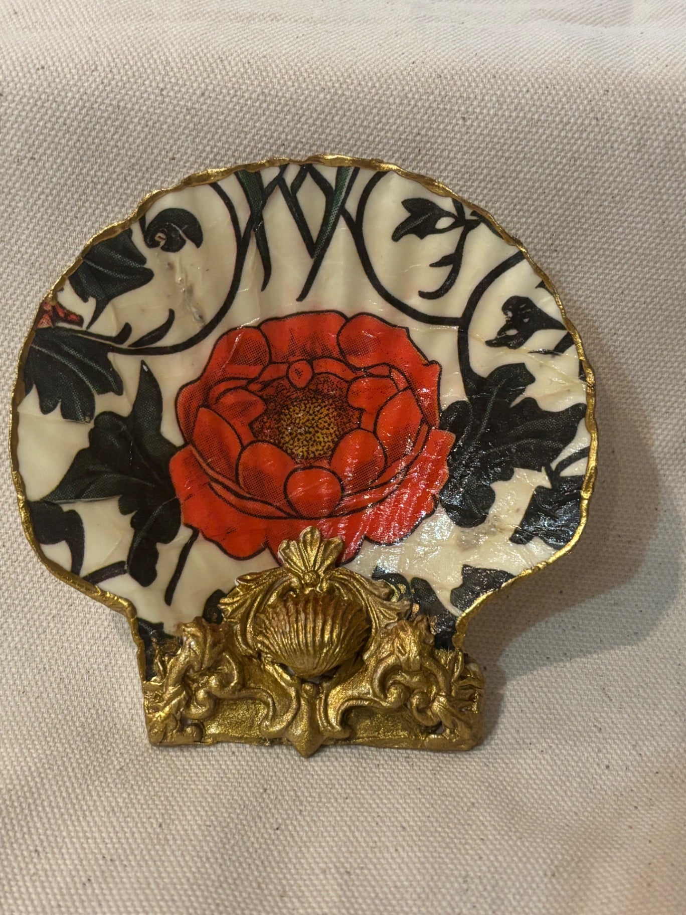 Decorated scallop shell