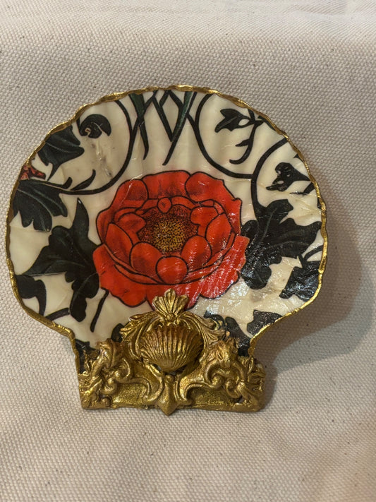 Decorated scallop shell