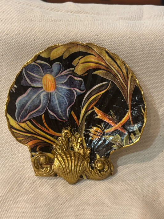 Decorated scallop shell