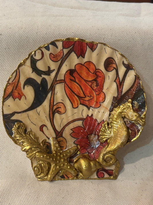 Decorated scallop shell