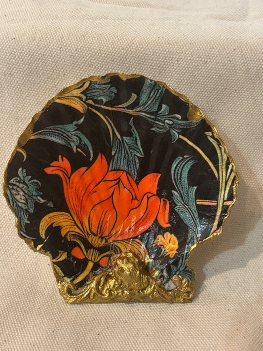 Decorated scallop shelL