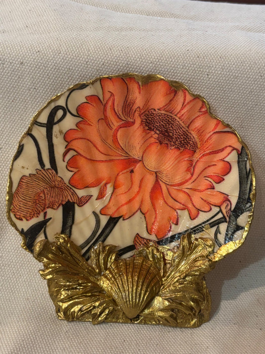 Decorated scallop shell
