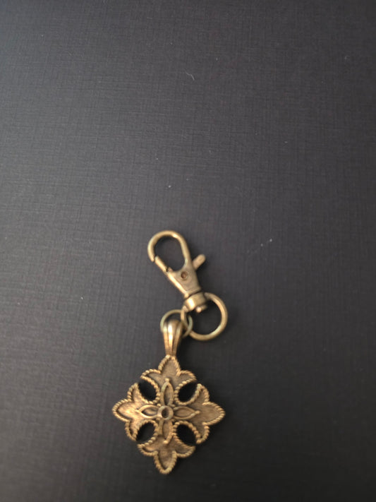 13c zipper pull fleur