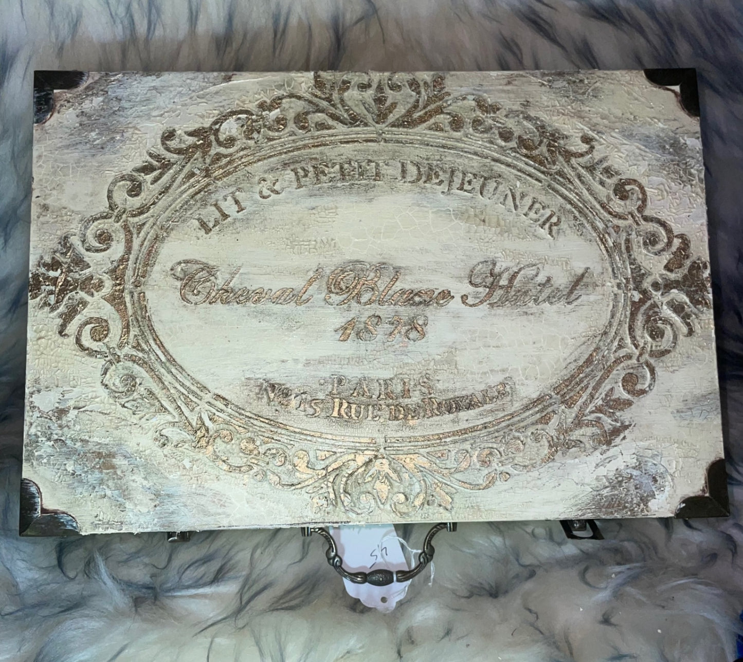 Lg box 11x6x4 cream with gold relief