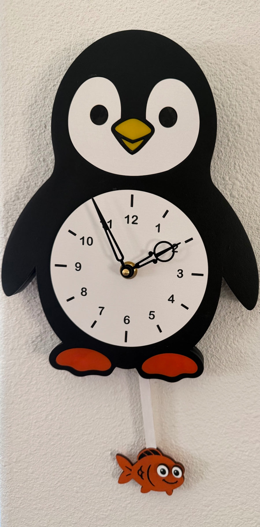 Penguin clock with pendulum