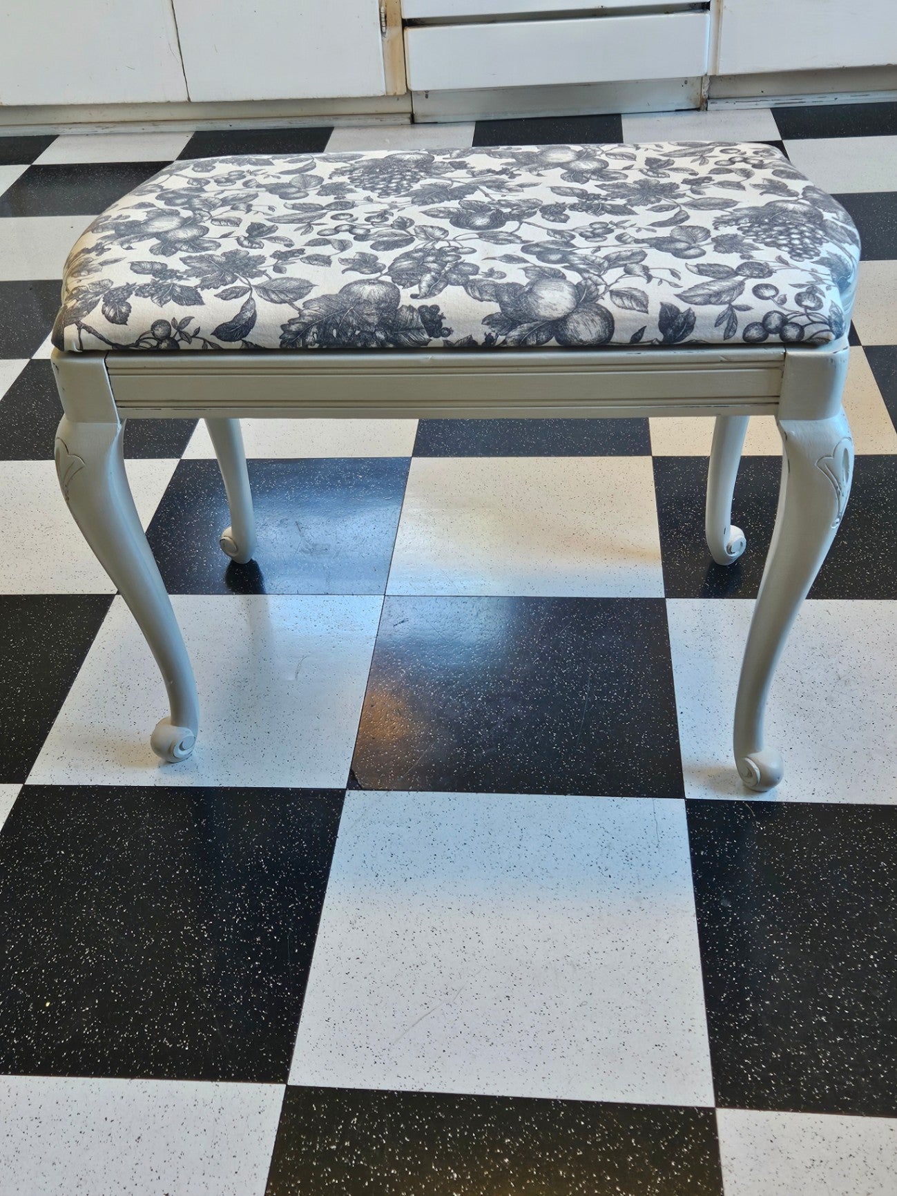 Vintage shabby white bench/Cabriole legs/gray and white fabric