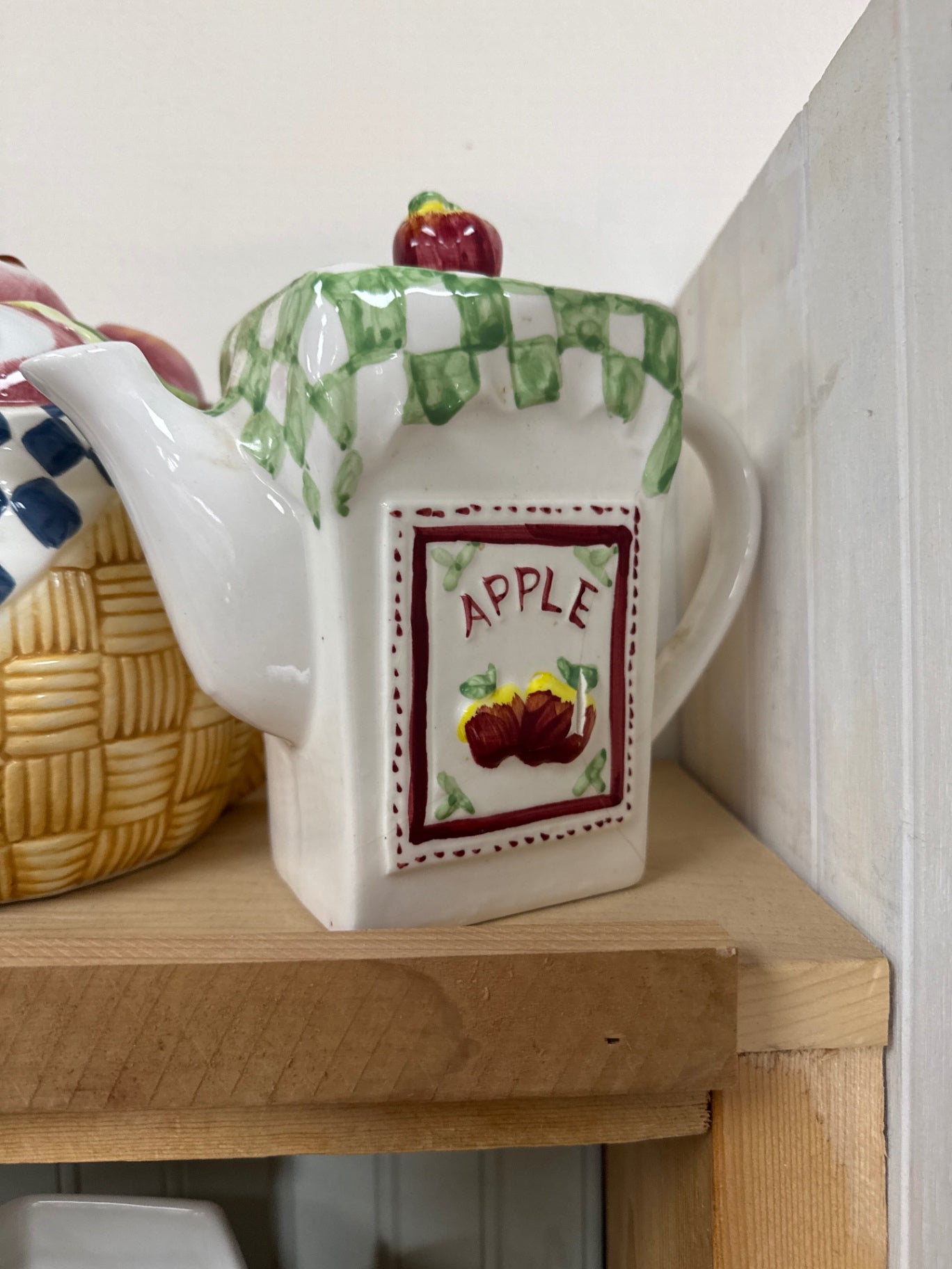 Vintage Vigor Intl Apple theme Teapot