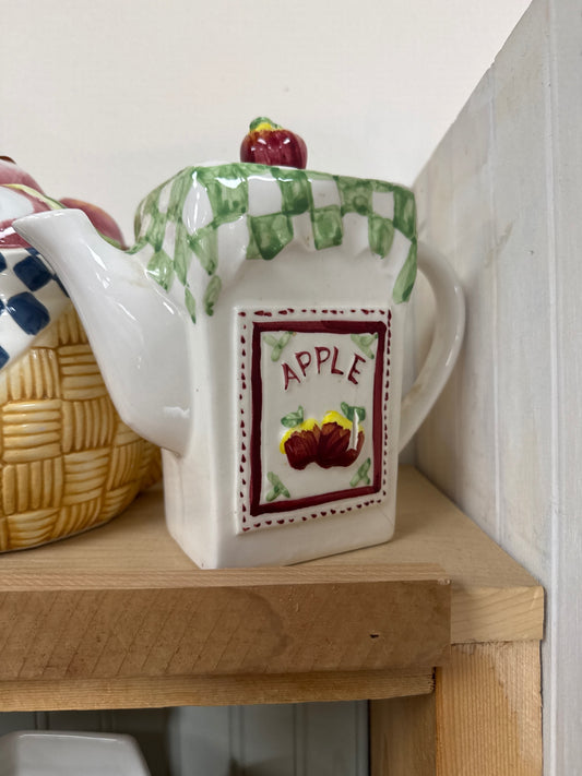 Vintage Vigor Intl Apple theme Teapot