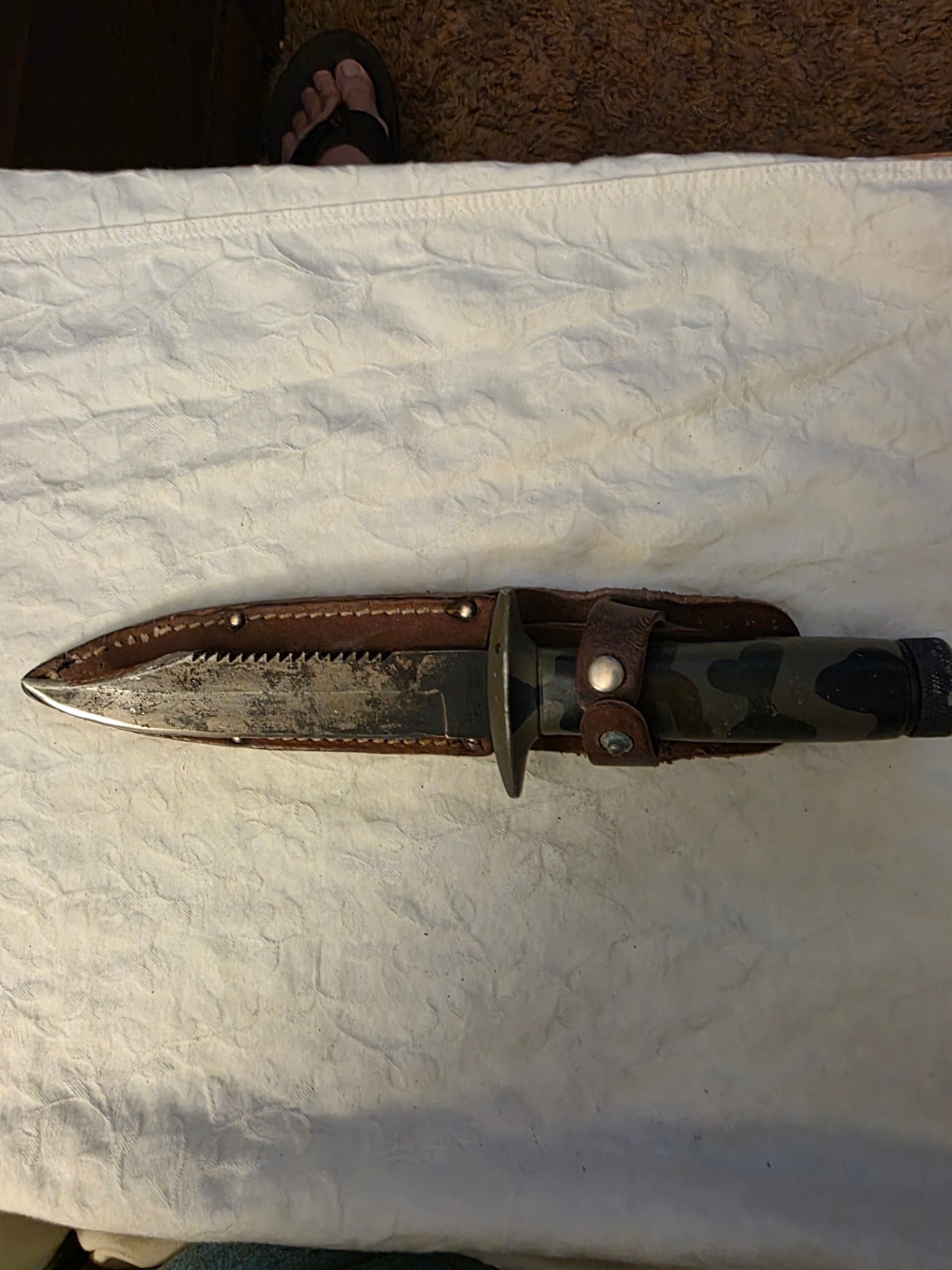 SURVIVAL KNIFE WITH SHEATH.
