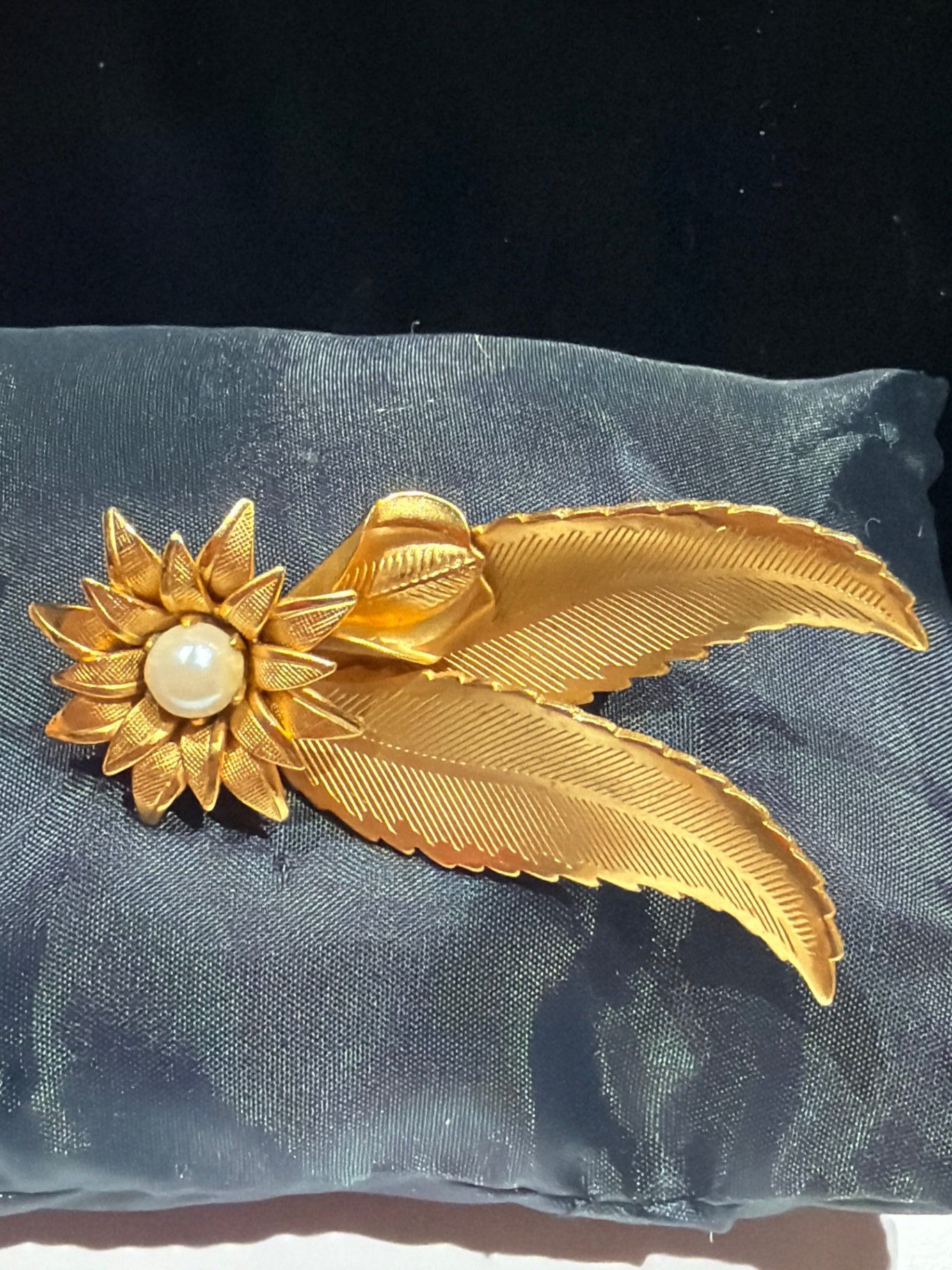 Vtg gold tone flower brooch with faux pearl center