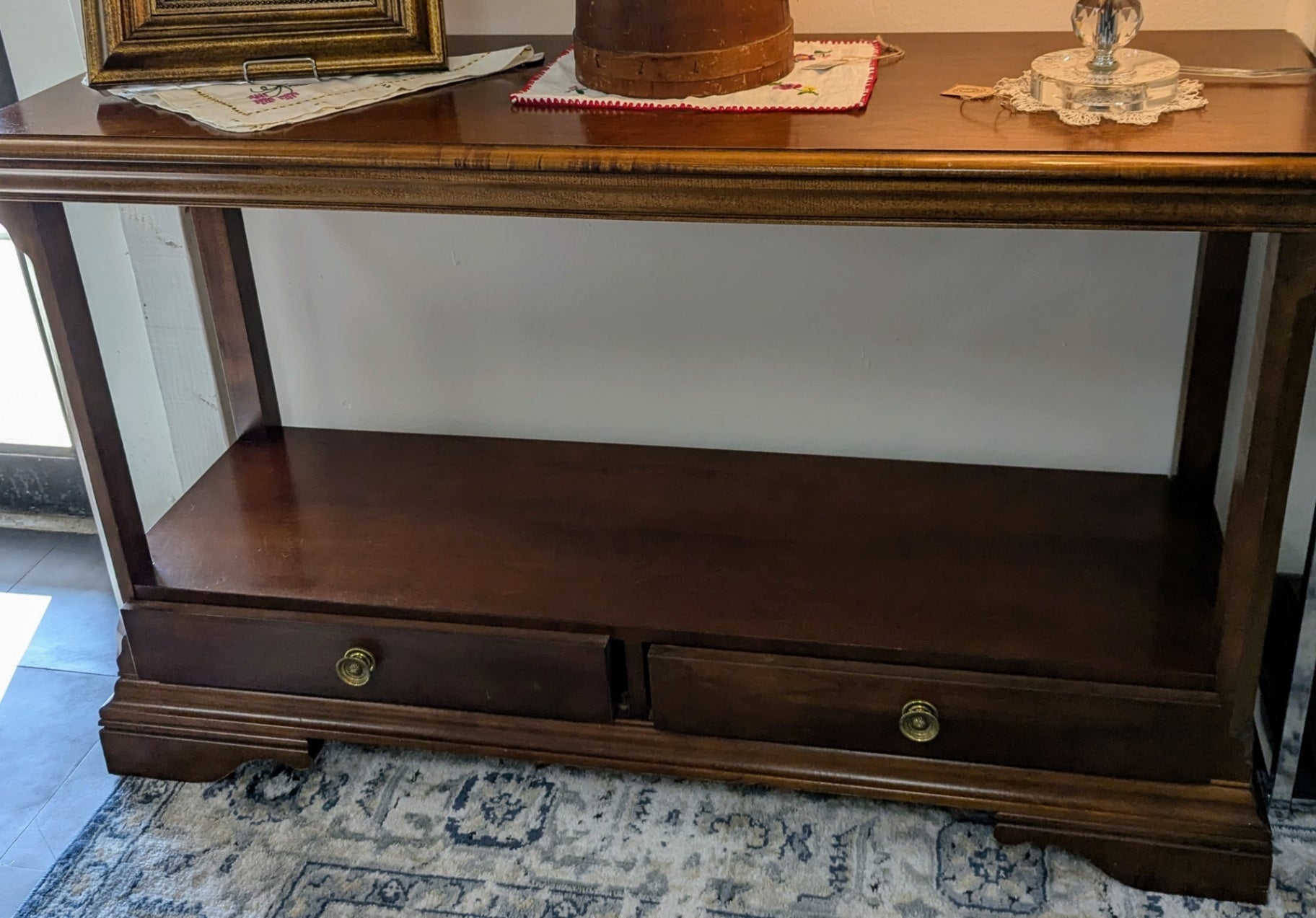 Beautiful Broyhill (vintage) Entryway Table
