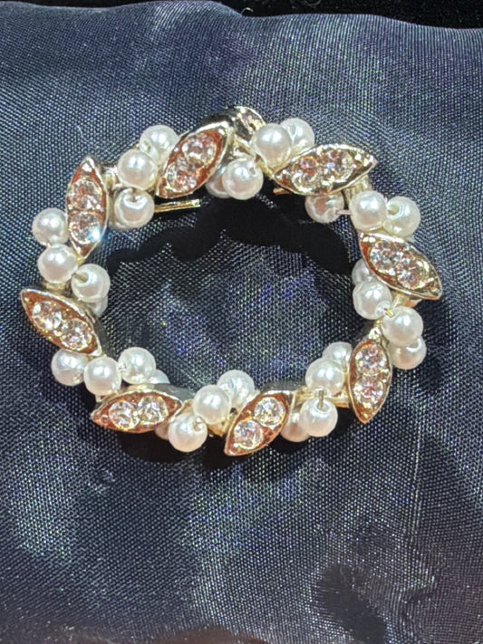 Vtg Oval faux pearl and rhinestone brooch