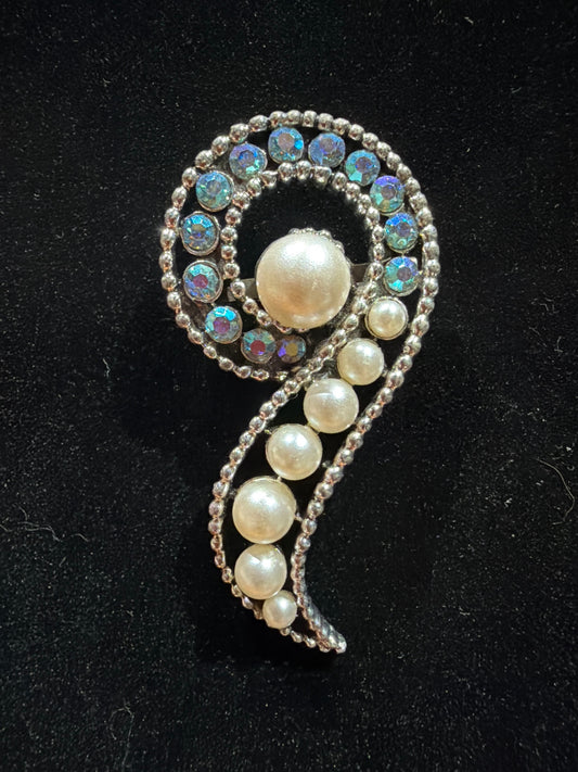 Art Deco rhinestone and faux pearl brooch