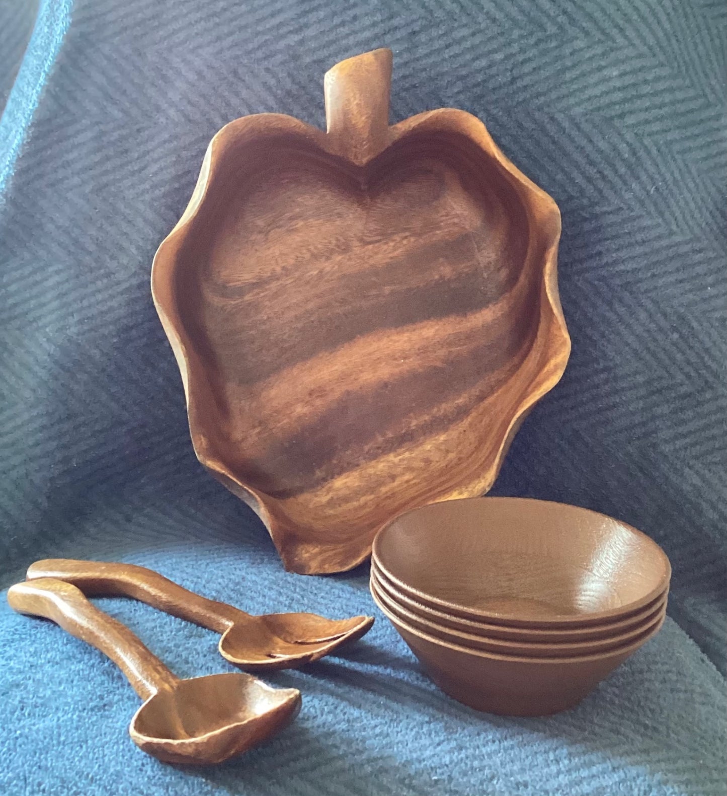 Wooden Salad  bowl, 4 small serving  bowles,, including  wooden fork and spoon have too much in this title I think because look at that