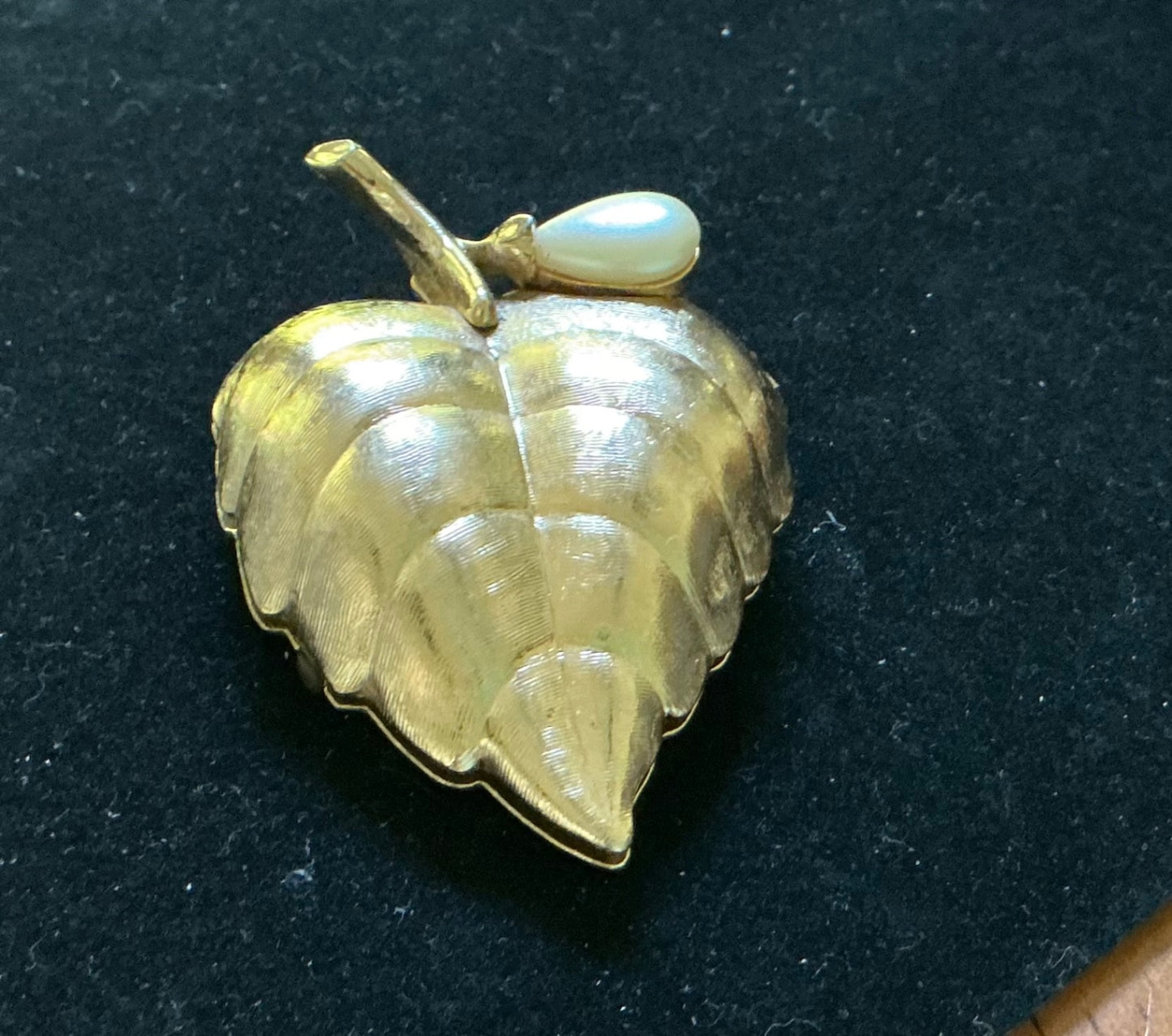 VTG. Avon Leaf Brooch