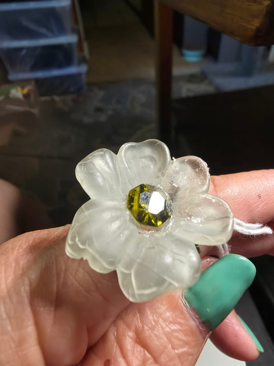 3R green lucite flower w/grn crystal