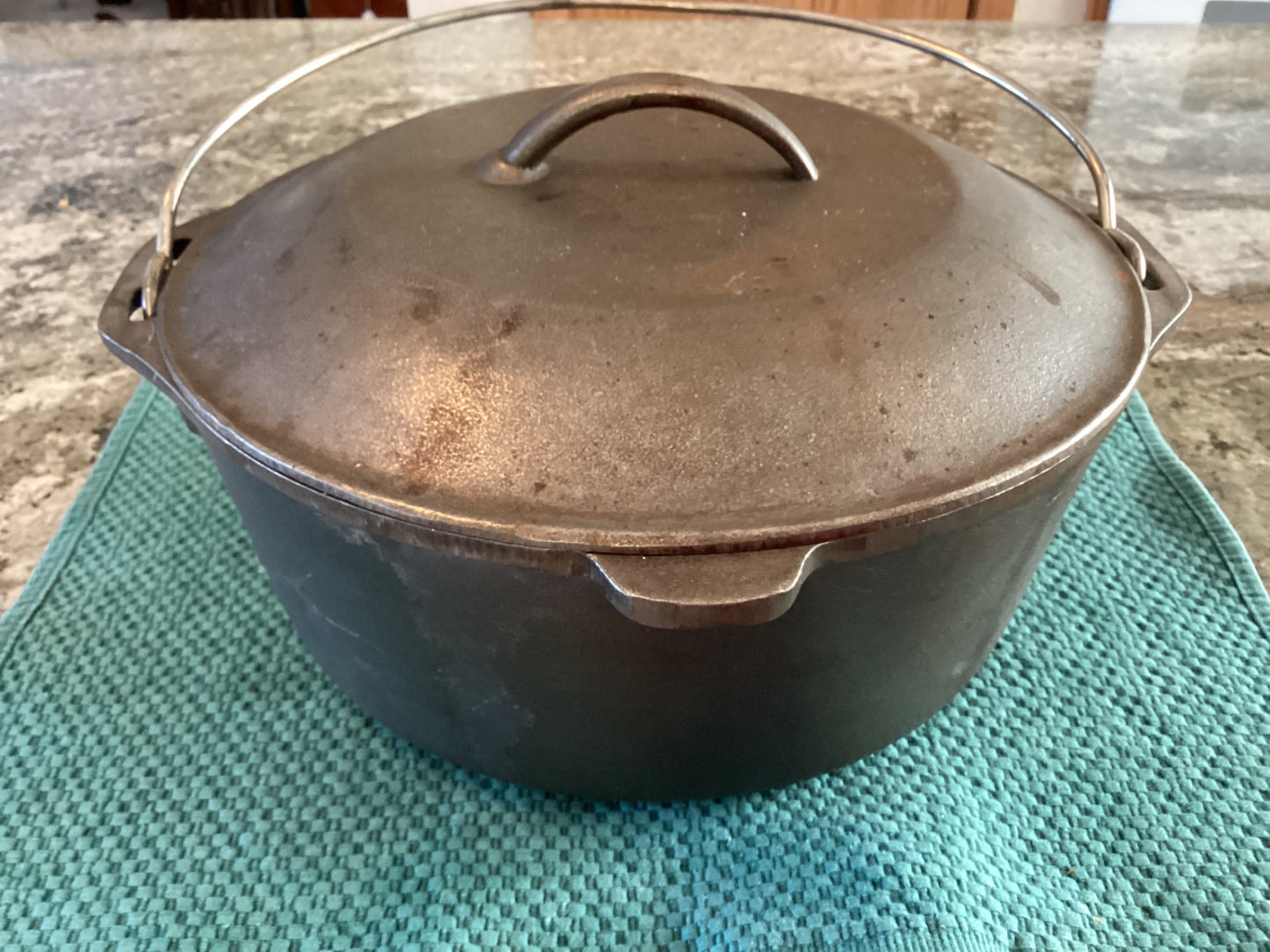 VTG USA Cast Iron Dutch oven with handle