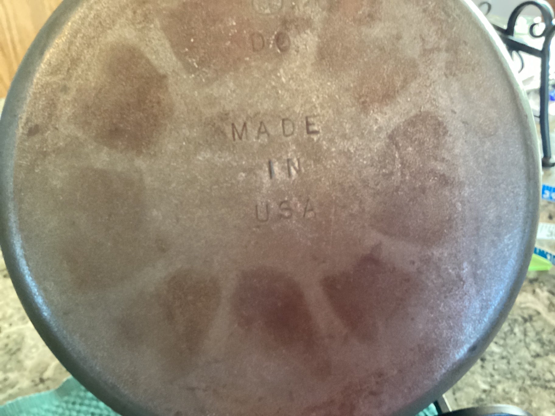 VTG USA Cast Iron Dutch oven with handle