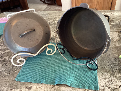 VTG USA Cast Iron Dutch oven with handle