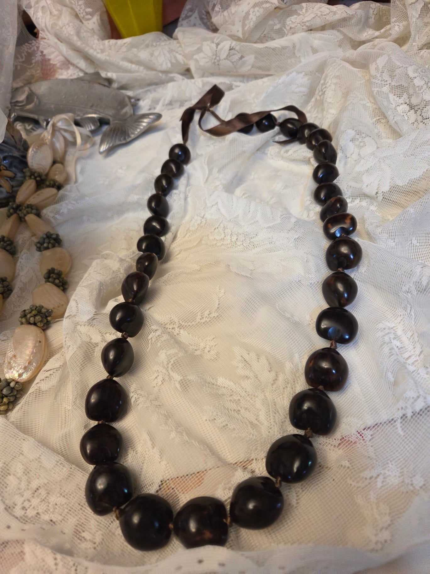 Hawaiian kekui nut lei