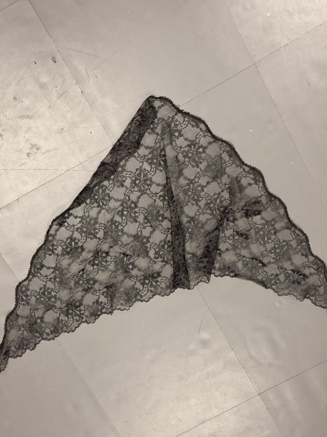 Vintage Black Lace Triangular Head Covering / Mantilla Scarf