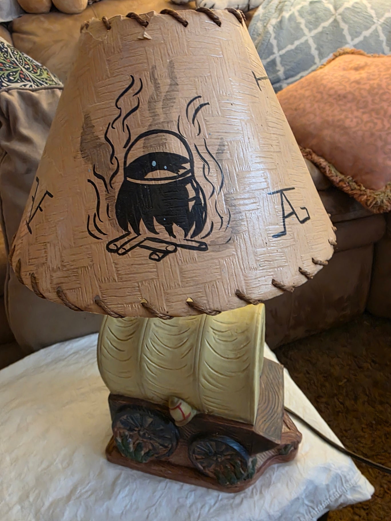 VINTAGE WESTERN STYLE, SMALL TABLE LAMP.