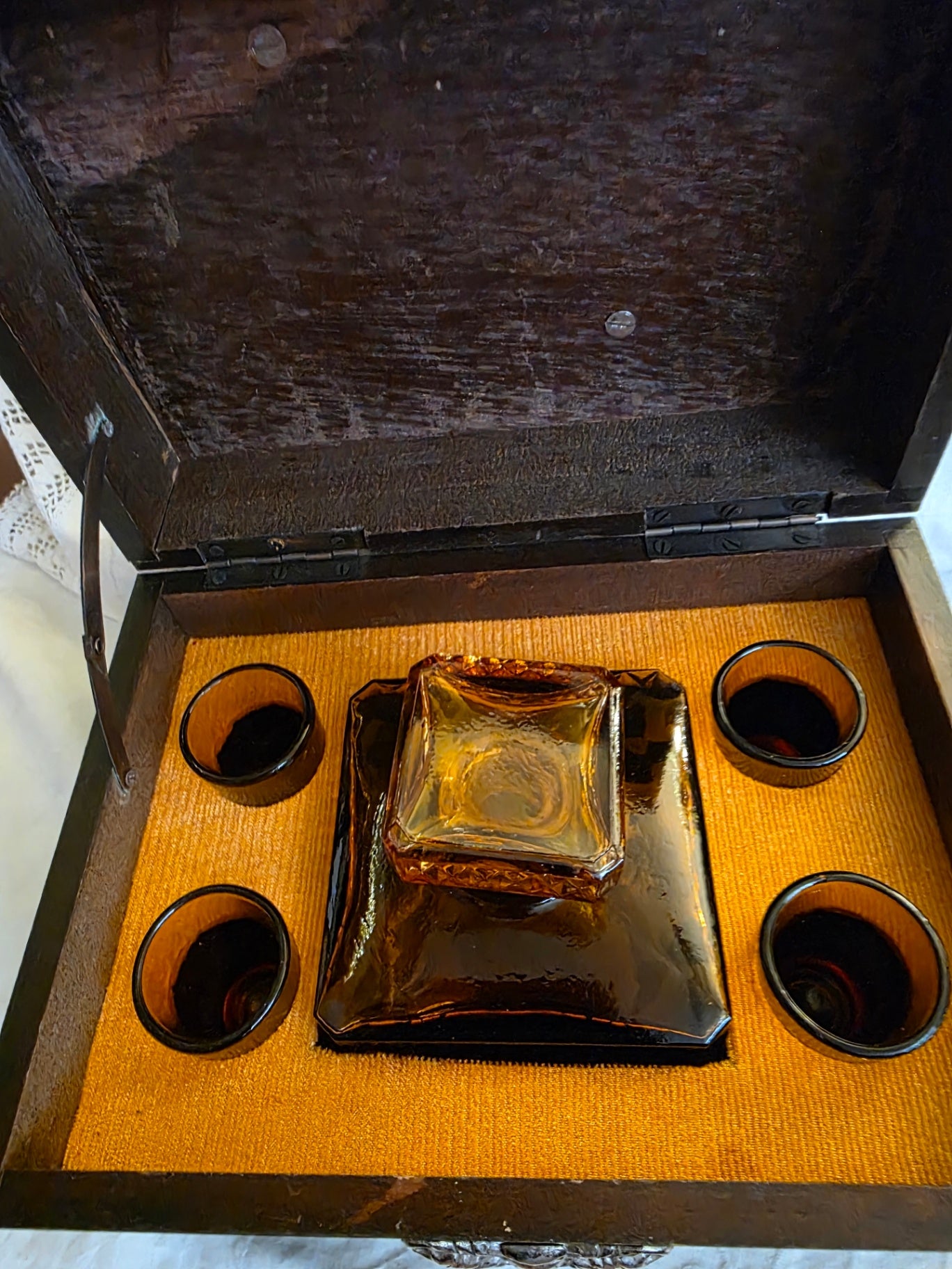 VINTAGE DECANTER AND 4 SHOT GLASSES IN A TREASURE CHEST BOX.