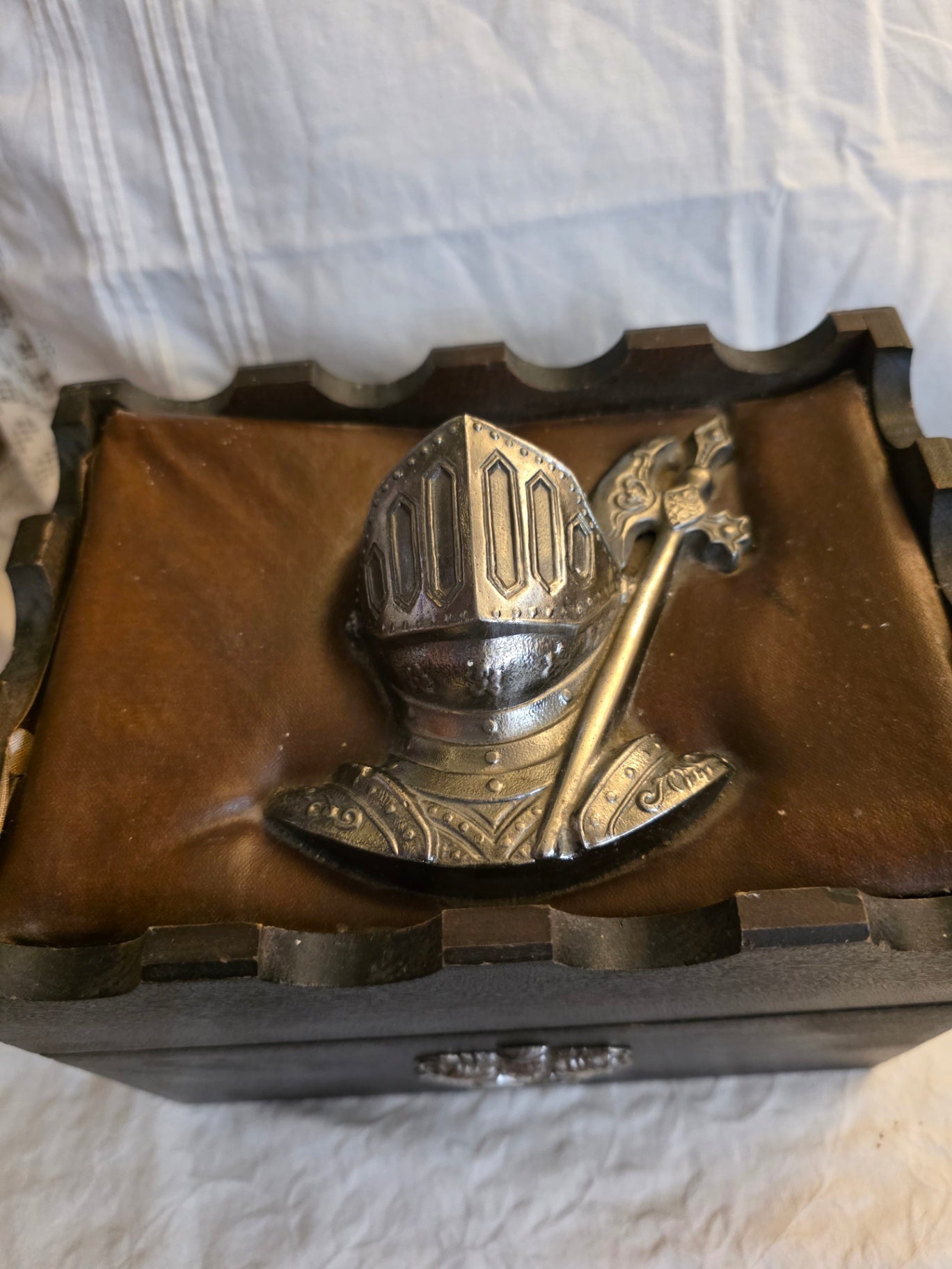 VINTAGE DECANTER AND 4 SHOT GLASSES IN A TREASURE CHEST BOX.