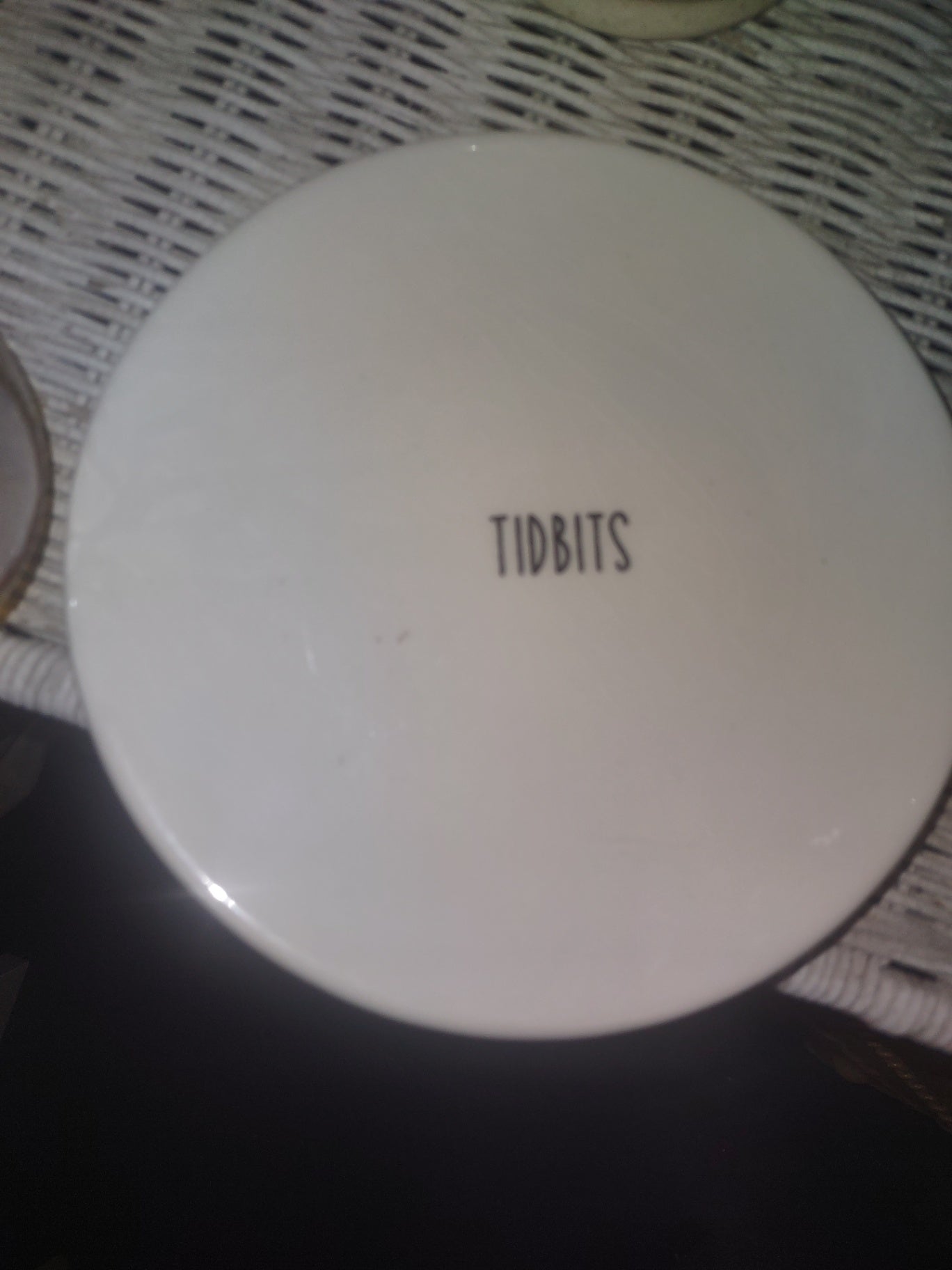 Plate white words