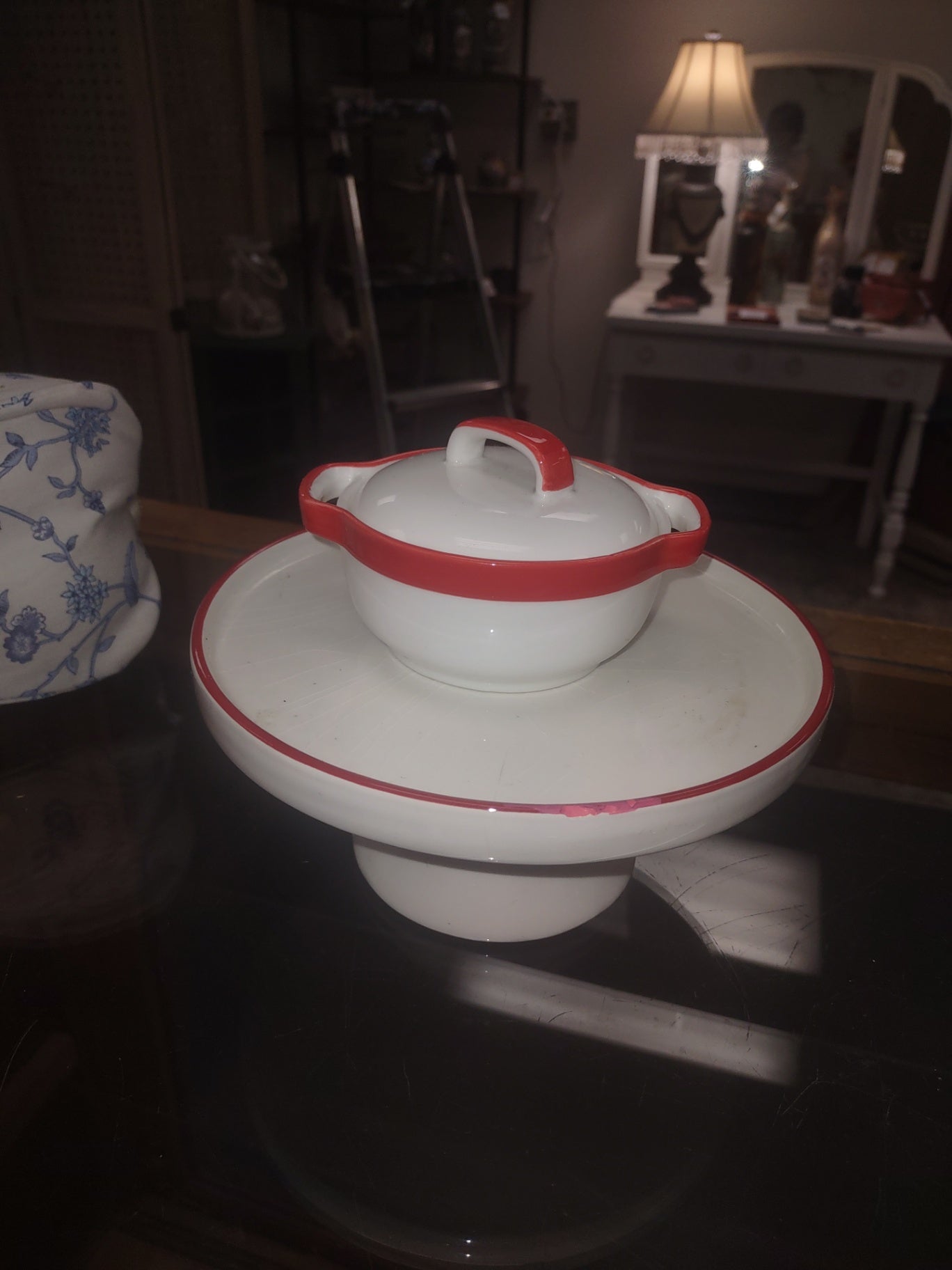 Small pot and riser,red rim.