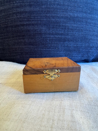 Wood jewelry box