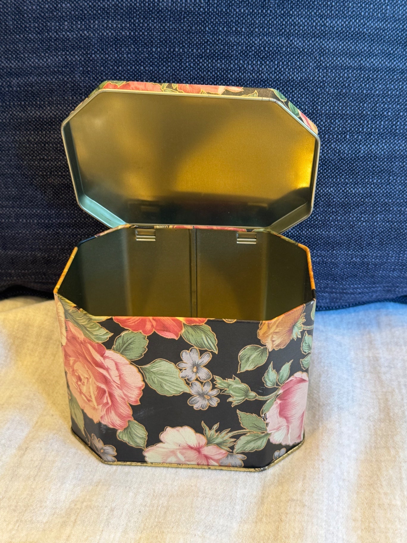 Flowers tin