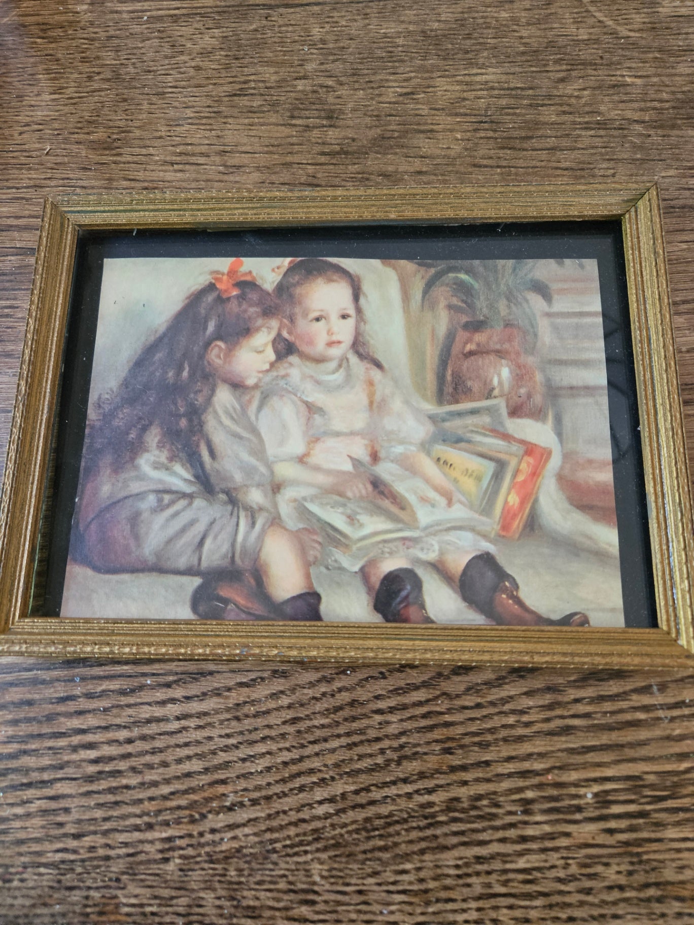 Small vint goldtone pic frame 2 children illus