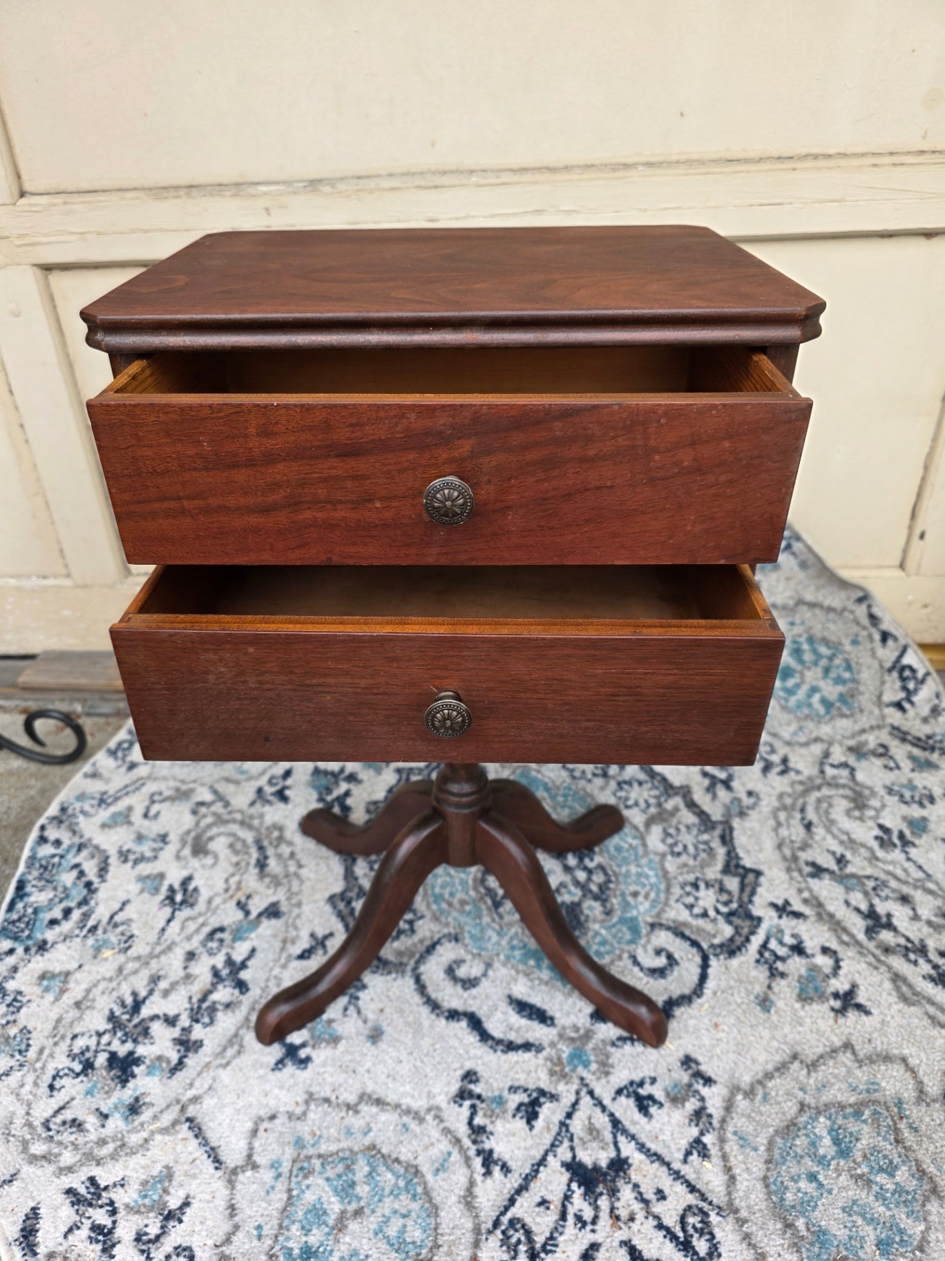 DUNCAN PHYFE?  PEDESTAL STAND.