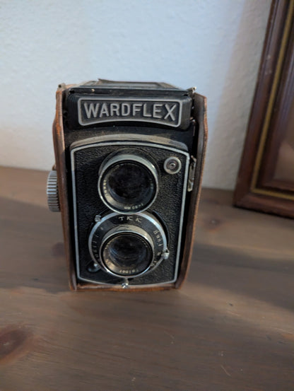 Vtg/ant. Wardflex Twin Lens Camera w/case 