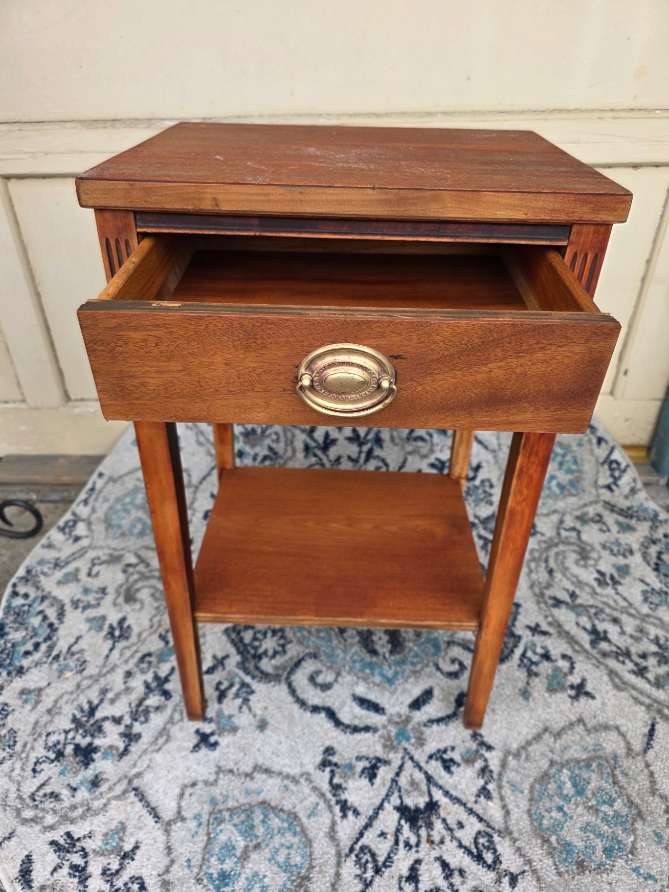 MAHOGANY NIGHTSTAND.  FEDERAL STYLE.