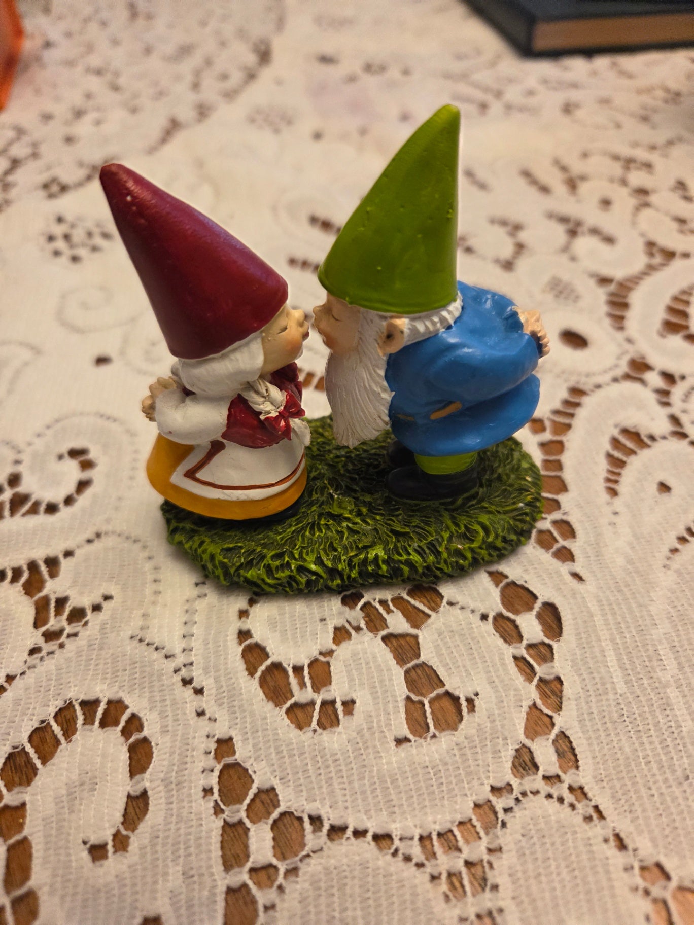 Kissing gnomes