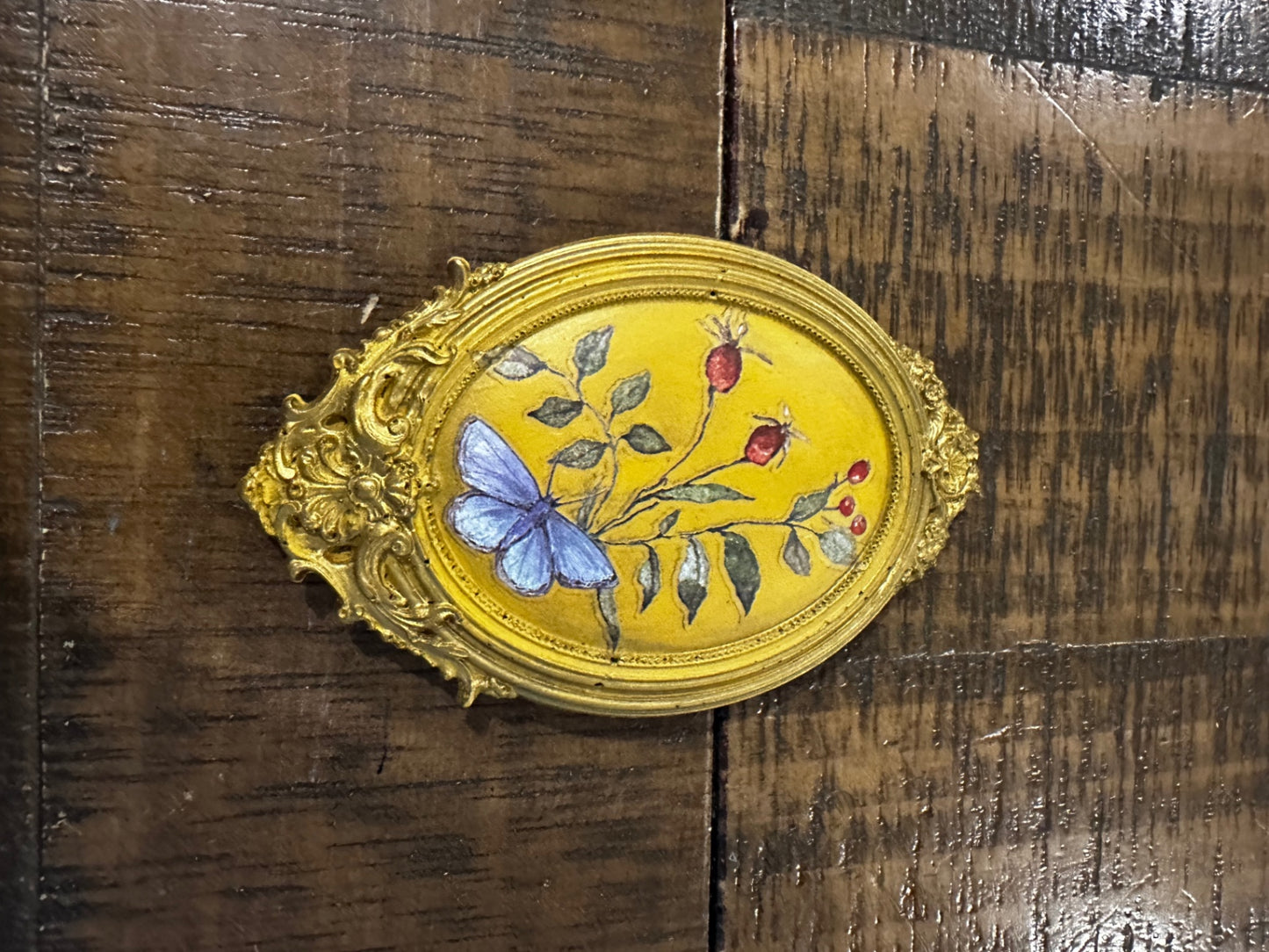 Yellow oval magnet