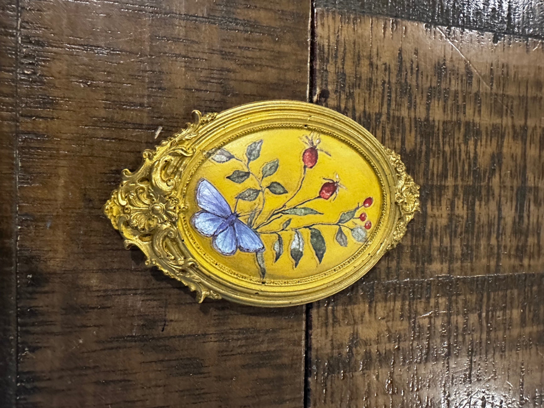 Yellow oval magnet