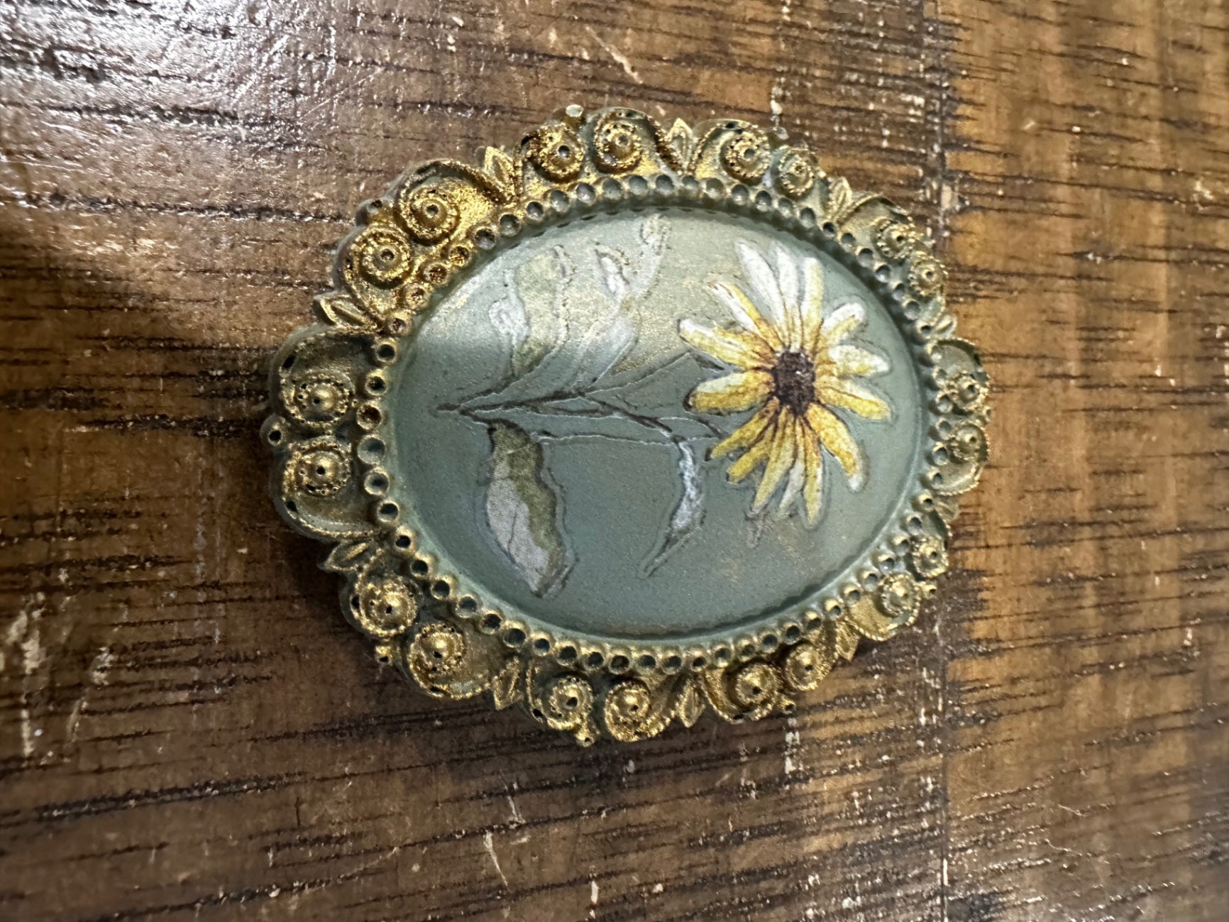 Oval magnet with daisy